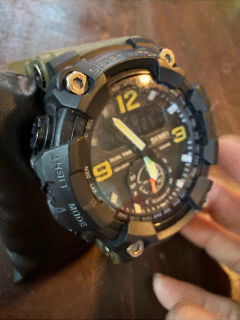 SKMEI Dual-Display Tactil Military Sport Watch in Black & Olive Green